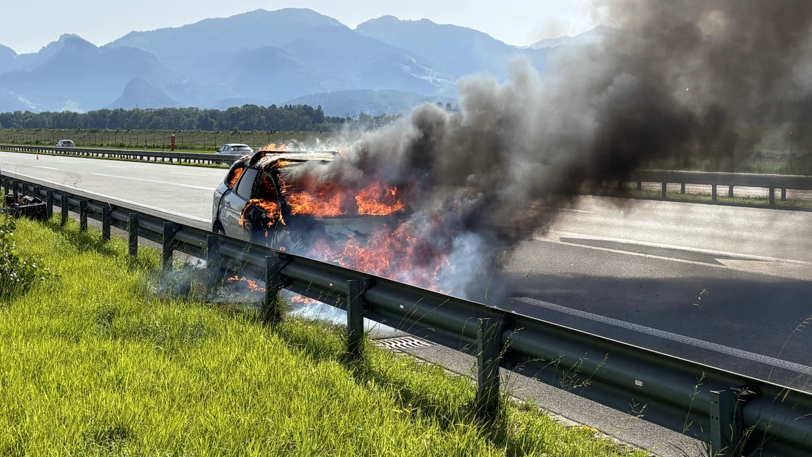 Autobrand auf der A13 bei Oberriet, © Kantonspolizei St. Gallen Autobrand auf der A13 bei Oberriet, © Kantonspolizei St. Gallen