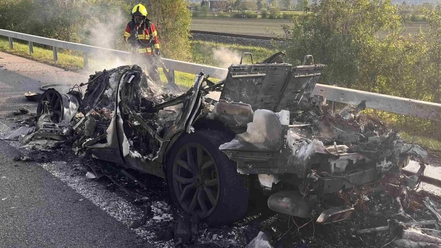 Insassen retten sich aus brennendem Auto, © Kantonspolizei St. Gallen Insassen retten sich aus brennendem Auto, © Kantonspolizei St. Gallen