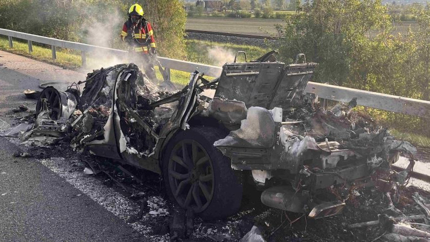 Insassen retten sich aus brennendem Auto, © Kantonspolizei St. Gallen