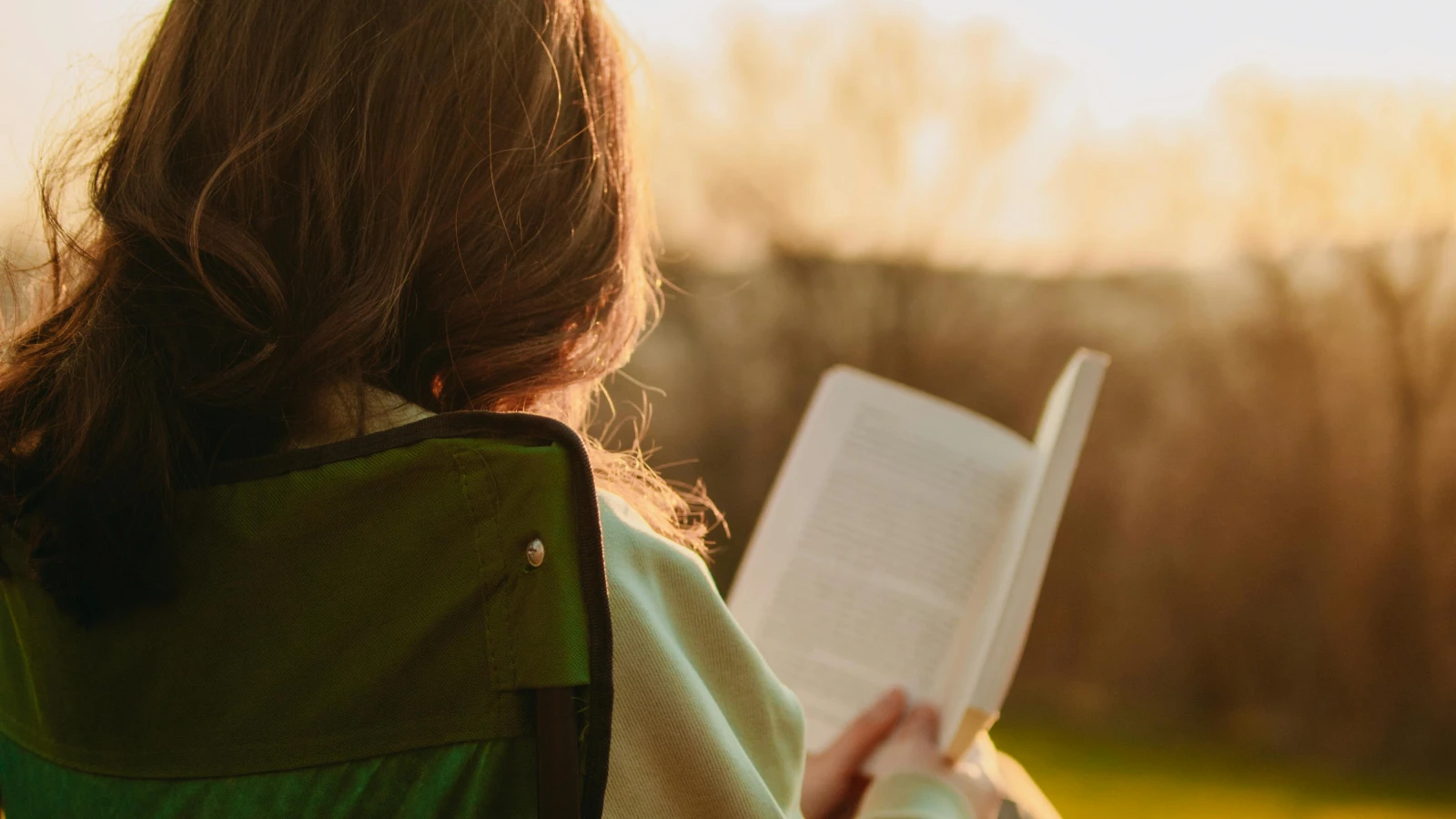 Lesen auf dem Campingplatz, © seyfi durmaz Lesen auf dem Campingplatz, © seyfi durmaz