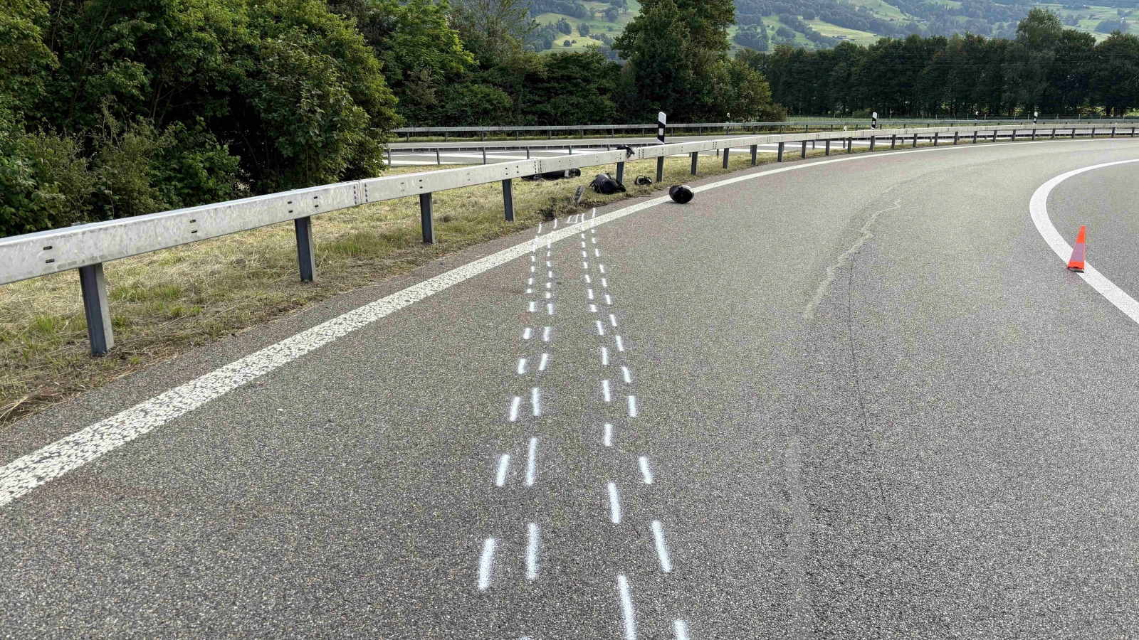 Selbstunfall mit Motorrad auf Autobahn bei Mels, © Kapo St. Gallen Selbstunfall mit Motorrad auf Autobahn bei Mels, © Kapo St. Gallen