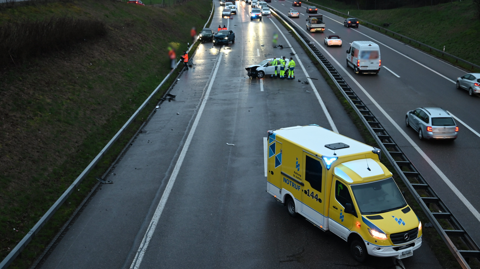 Schwerer Verkehrsunfall auf der A1 bei Wil, © Kantonspolizei St. Gallen