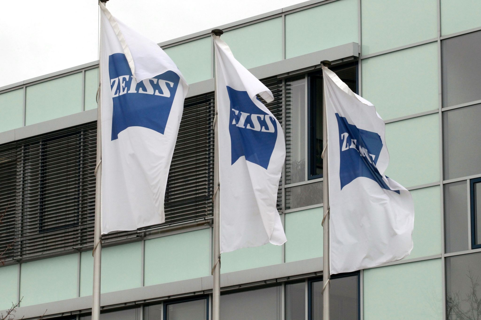 Flaggen wehen vor dem Gebäude der Carl Zeiss Meditec AG in Jena.