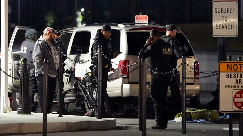 Fahrzeug kracht in Tor am Weissen Haus, © Keystone Fahrzeug kracht in Tor am Weissen Haus, © Keystone