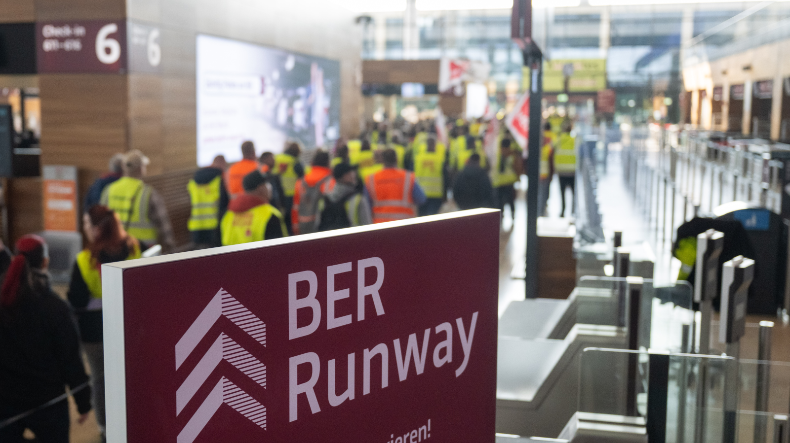 BER Havalimanı'nda Uyarı Grevi: 67 Bin Yolcu Etkilendi!, © Christophe Gateau/dpa
