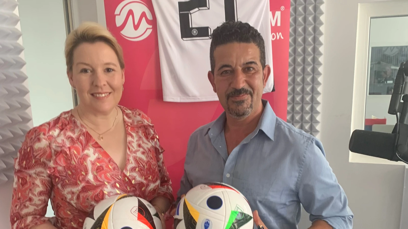 Türkiye - Avusturya Maçı Brandenburger Tor'da Gösteriliyor!, © MFM Türkiye - Avusturya Maçı Brandenburger Tor'da Gösteriliyor!, © MFM