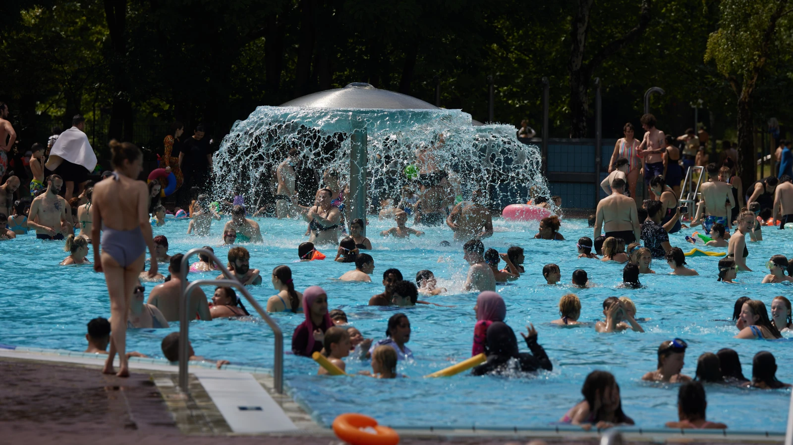 Sıcağa Karşı 16 Öneri: Sıcak Günlerde Serin Kalmanın Yolları, © Jörg Carstensen/dpa Sıcağa Karşı 16 Öneri: Sıcak Günlerde Serin Kalmanın Yolları, © Jörg Carstensen/dpa