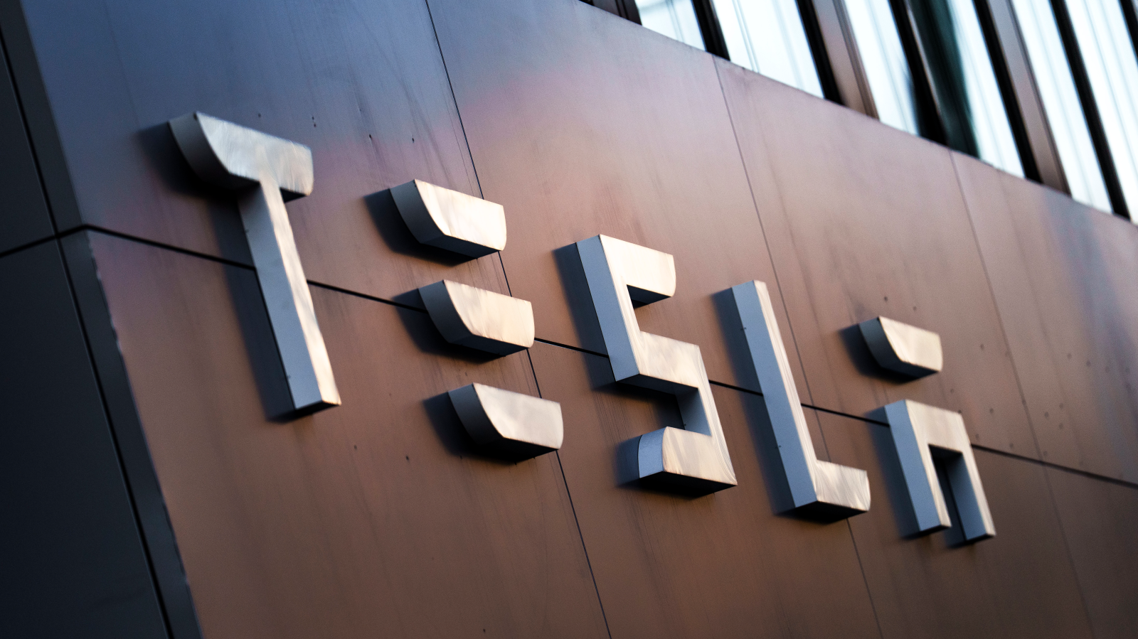 Tesla Showroom’unda Pastalı Saldırı!, © Andreas Arnold/dpa