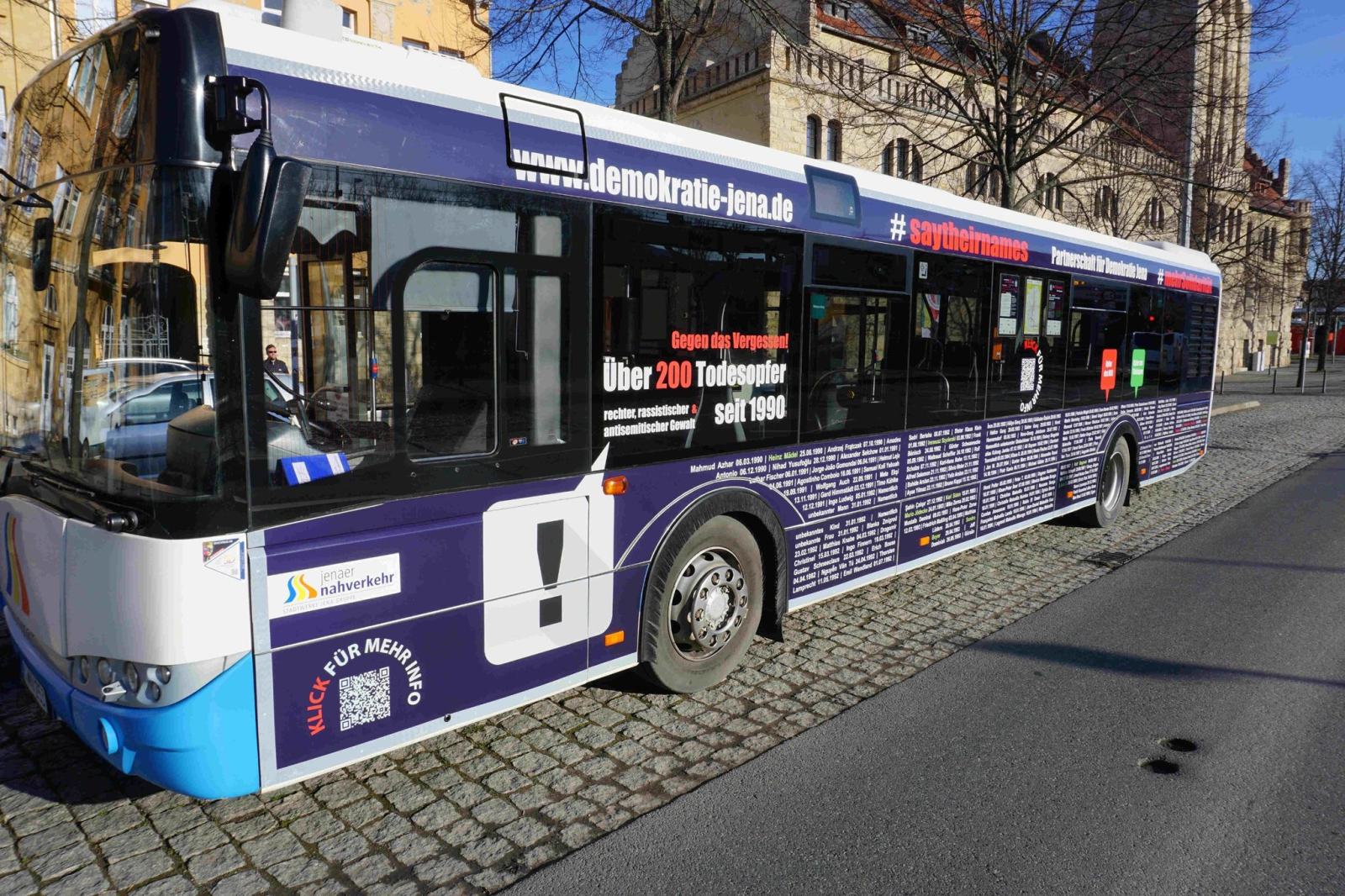 Ein Linienbus wirbt für Solidarität gegen Rassismus.