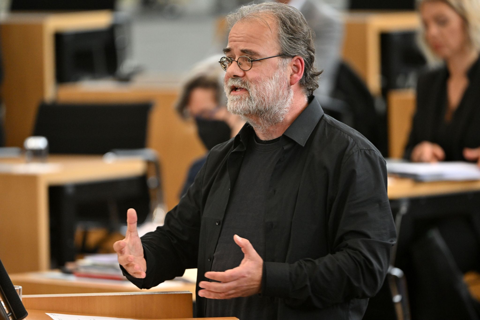 Steffen Dittes (Die Linke), Fraktionschef, spricht im Plenarsaal des Thüringer Landtags., © Martin Schutt/dpa/Archiv
