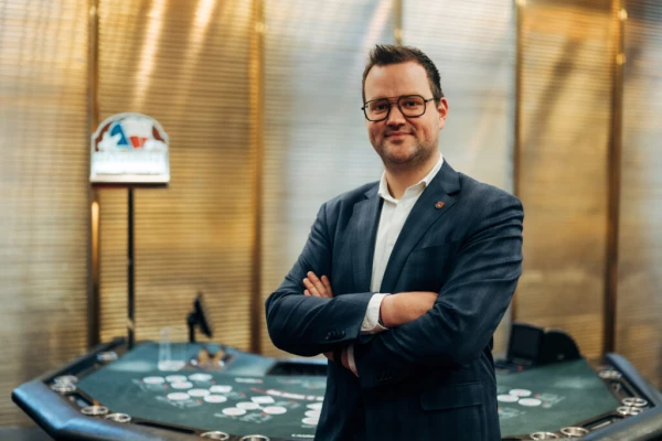 Maik Janßen vor einem Spieltisch, © StefanTrochaPhotography Maik Janßen vor einem Spieltisch, © StefanTrochaPhotography