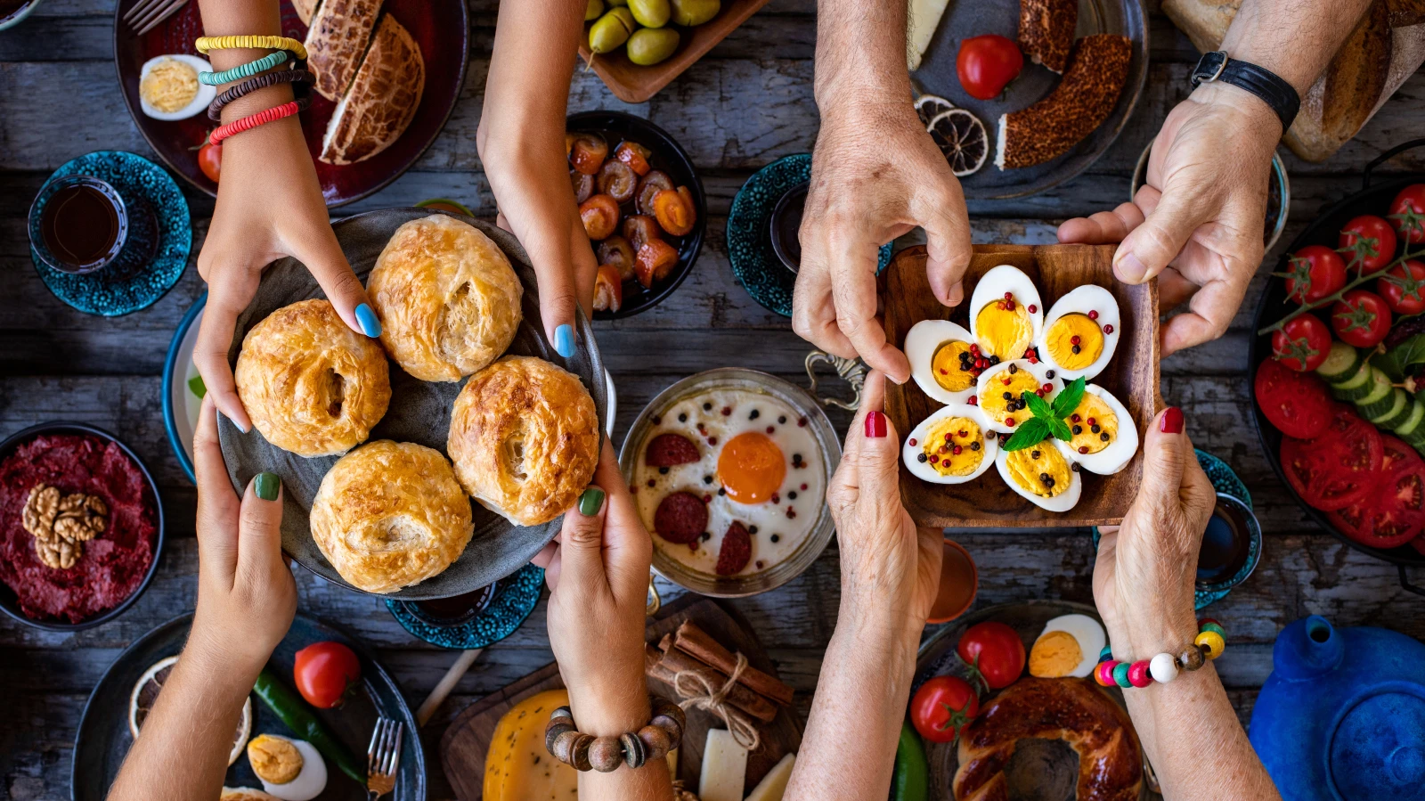 Birlikte Yemek Yemek, Mutluluğumuzu Artırıyor!, © shutterstock Birlikte Yemek Yemek, Mutluluğumuzu Artırıyor!, © shutterstock