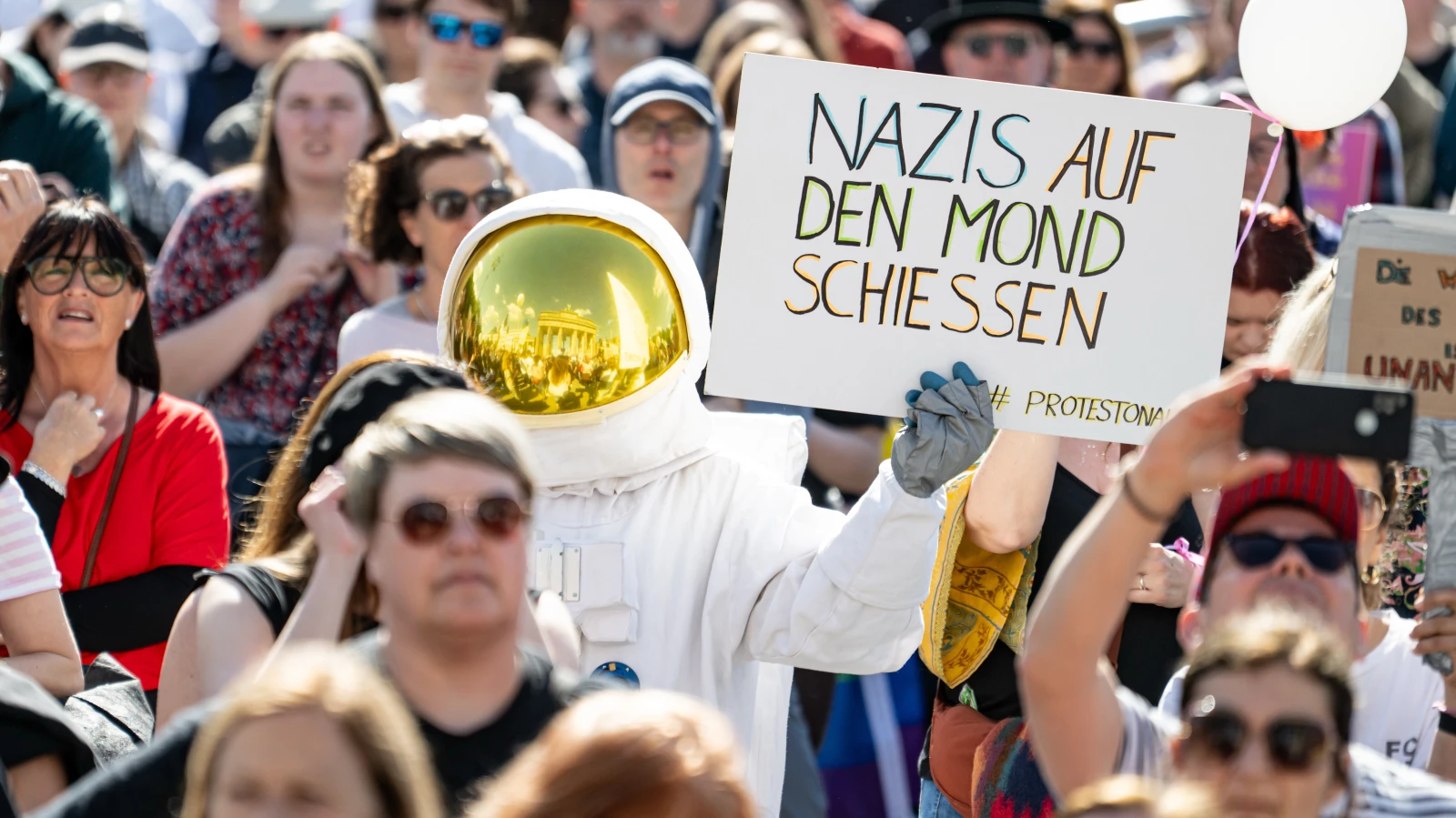Berlin’de Binler Sokakta: “AfD Yasaklansın” Çağrısı!, © Fabian Sommer/dpa Berlin’de Binler Sokakta: “AfD Yasaklansın” Çağrısı!, © Fabian Sommer/dpa