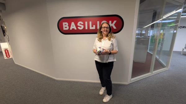 Die Turnierdirektorin mit dem letzten Feinschliff Die Turnierdirektorin mit dem letzten Feinschliff