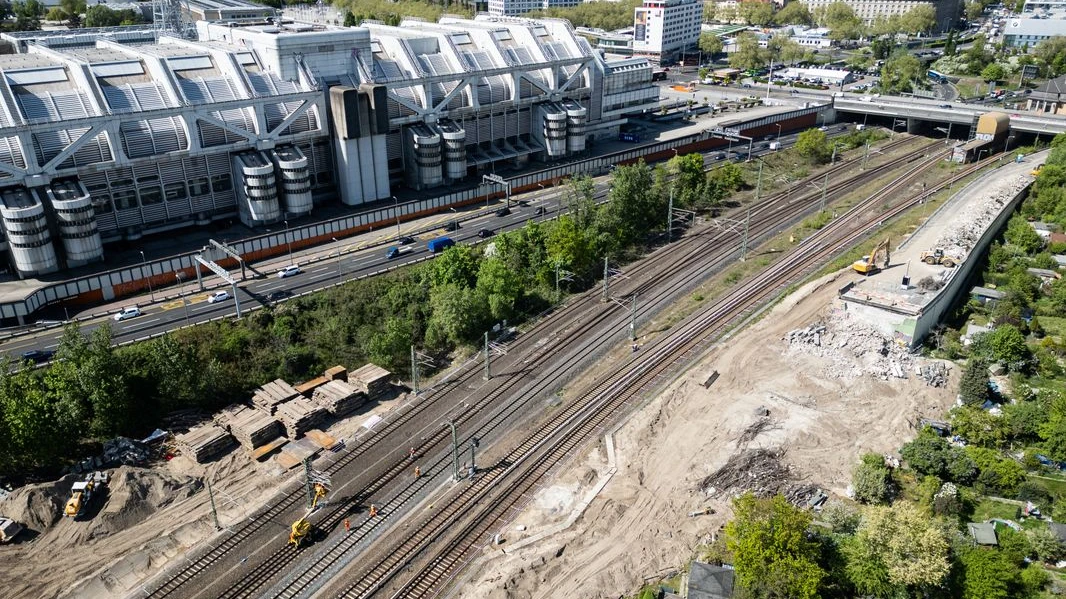 Berlin’de Yeni Ringbahn Köprüsü İnşaatı Başladı!, © Hannes P Albert/dpa Berlin’de Yeni Ringbahn Köprüsü İnşaatı Başladı!, © Hannes P Albert/dpa