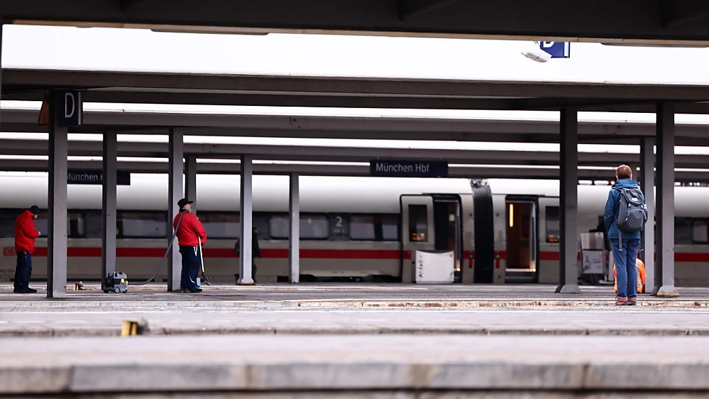 Personenverkehr der Bahn läuft nach Lokführerstreik wieder an, © Keystone/SDA Personenverkehr der Bahn läuft nach Lokführerstreik wieder an, © Keystone/SDA