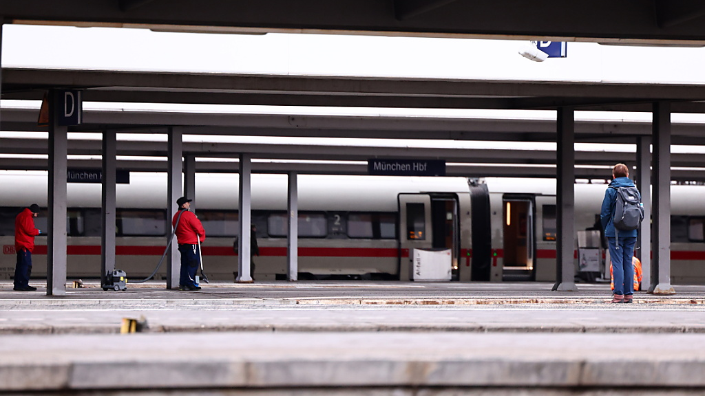 Personenverkehr der Bahn läuft nach Lokführerstreik wieder an, © Keystone/SDA