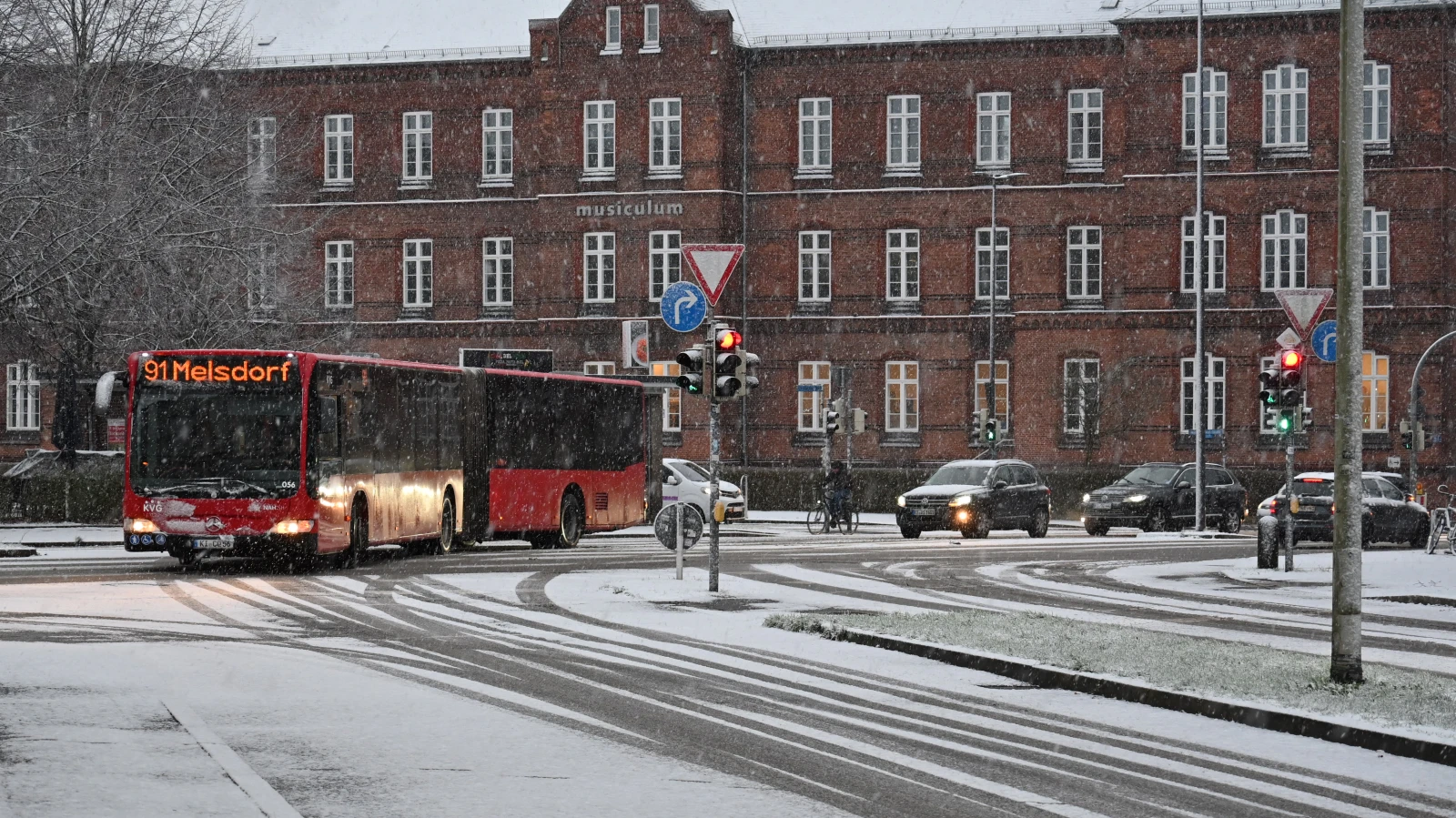 Kuzey Almanya’da Kar ve Buzlanma: 100’ü Aşkın Trafik Kazası, © Felix Müschen/dpa Kuzey Almanya’da Kar ve Buzlanma: 100’ü Aşkın Trafik Kazası, © Felix Müschen/dpa