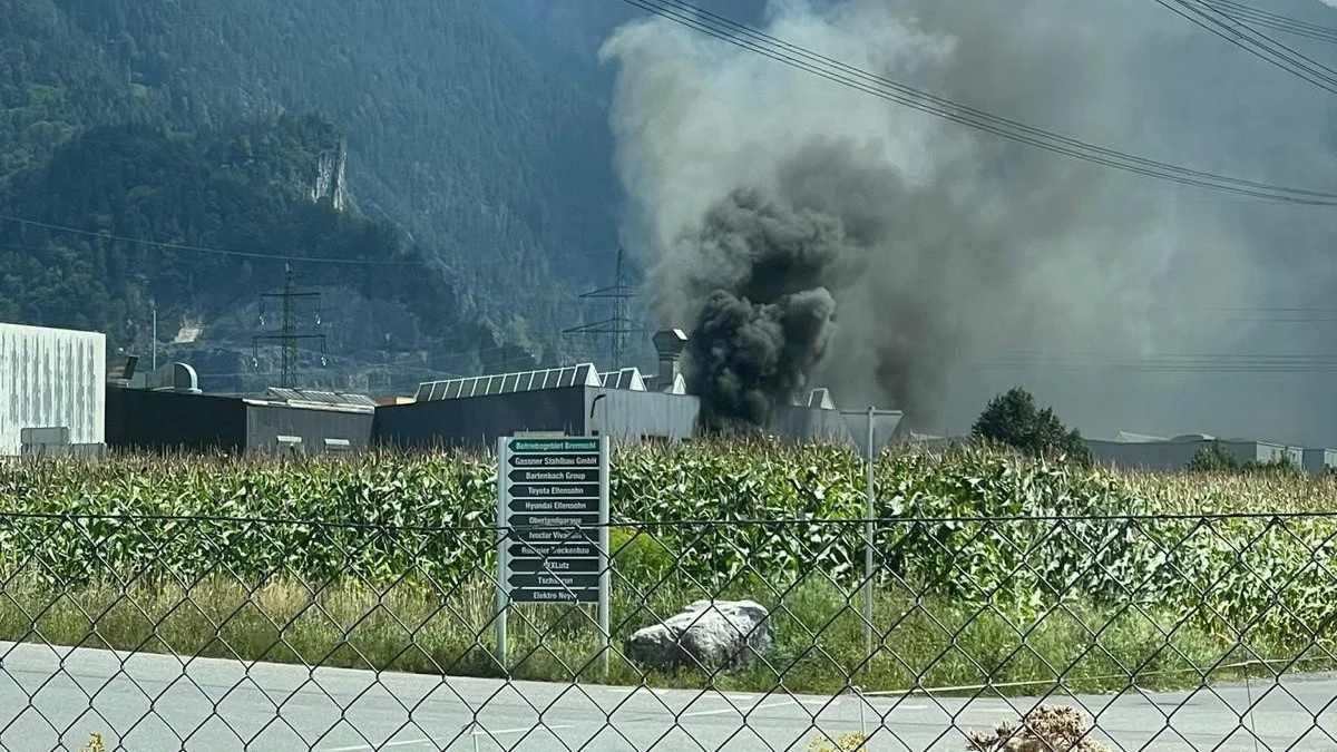 Massive Rauchentwicklung bei Brand in Lackierhalle, © pd Massive Rauchentwicklung bei Brand in Lackierhalle, © pd