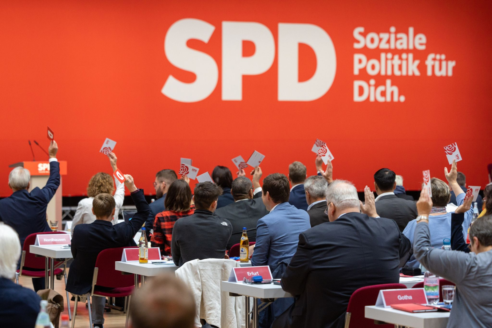 Delegierte stimmen beim Landesparteitag der SPD Thüringen im Congress Centrum Suhl über die Tagesordnung ab.