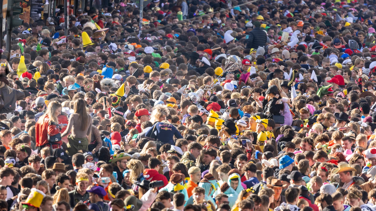 NRW’de Karneval Coşkusu: Açılış Kutlamaları Sakin Geçti, © Thomas Banneyer/dpa NRW’de Karneval Coşkusu: Açılış Kutlamaları Sakin Geçti, © Thomas Banneyer/dpa