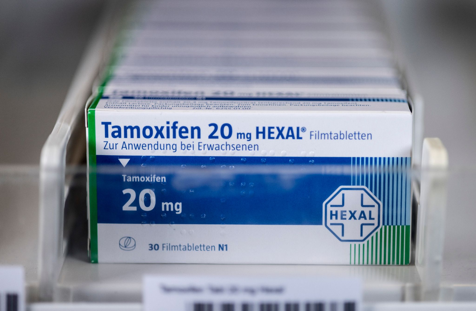 Blick auf Packungen mit dem Brustkrebsmittel Tamoxifen des Herstellers Hexal.