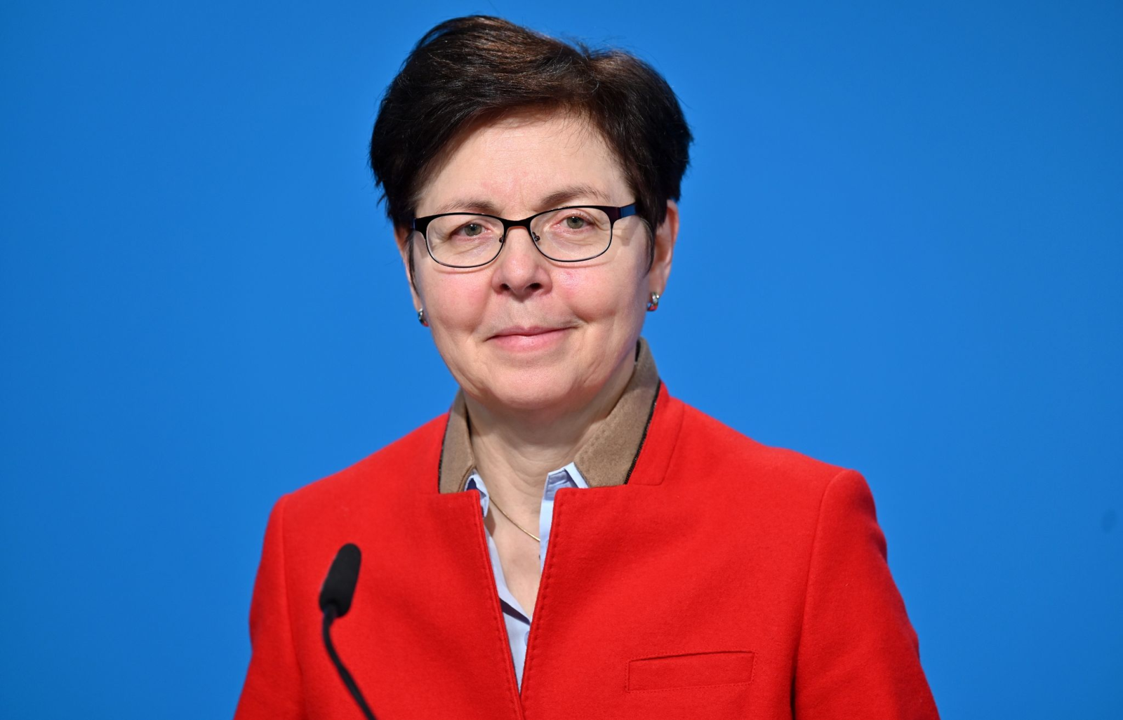 Heike Taubert (SPD), Finanzministerin von Thüringen, schaut in die Kamera.