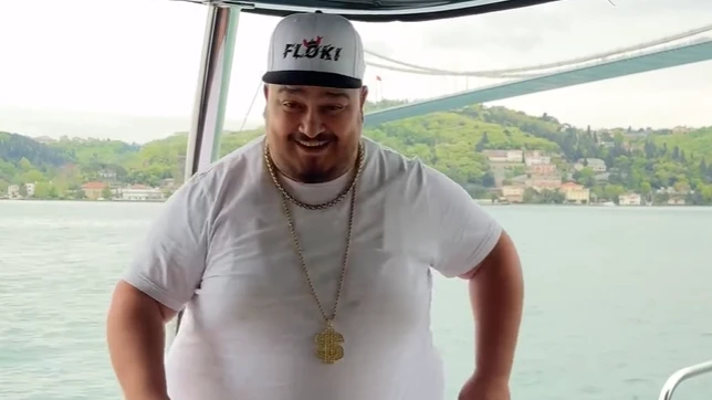 Göbeğini paraya çeviren adam!, © Fotograf fenomenin resmi insatgaram sayfasından alınmıştır. Göbeğini paraya çeviren adam!, © Fotograf fenomenin resmi insatgaram sayfasından alınmıştır.