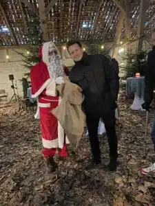 Daniel Prange mit dem Weihnachtsmann, © more Marketing