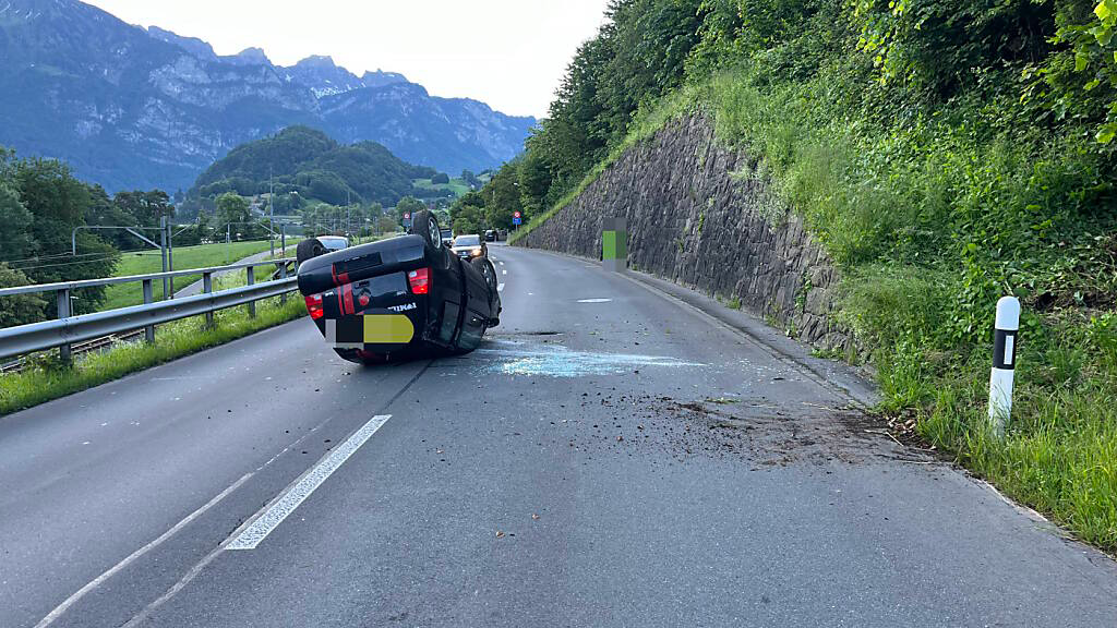 Alkoholisierter 21-Jähriger landet in Mols mit Auto auf dem Dach, © Kantonspolizei St.Gallen