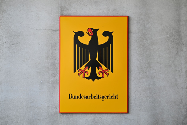 "Bundesarbeitsgericht" steht auf dem Behördenschild am Eingang zum höchsten deutschen Arbeitsgericht.
