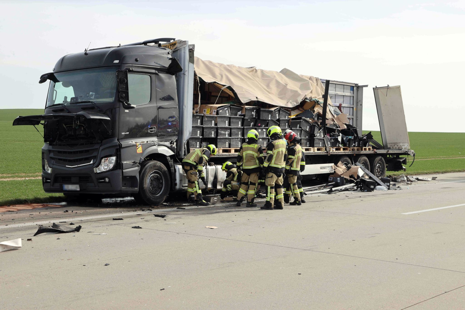 Rettungskräfte sind auf der Autobahn 4 bei Rüdersdorf an einer Unfallstelle im Einsatz.