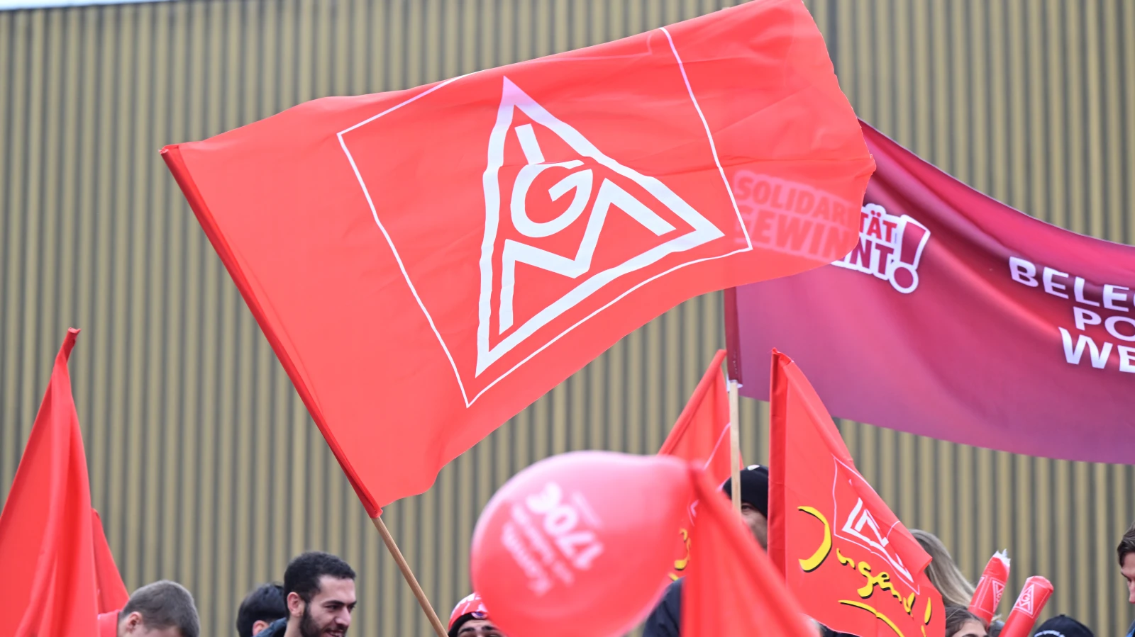 Metal ve Elektrik Sektöründe Üçüncü Tur Toplu İş Görüşmeleri!, © dpa Metal ve Elektrik Sektöründe Üçüncü Tur Toplu İş Görüşmeleri!, © dpa