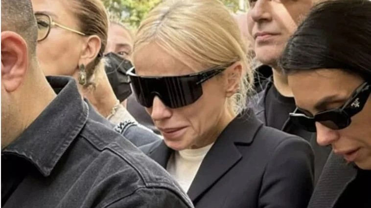 Gülşen Acı Haberi Sahnede Aldı: Babasını Kaybetti, © ensonhaber Gülşen Acı Haberi Sahnede Aldı: Babasını Kaybetti, © ensonhaber