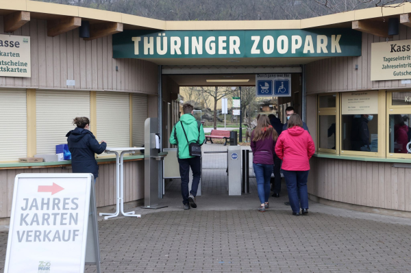 Besucher gehen in den Thüringer Zoopark.