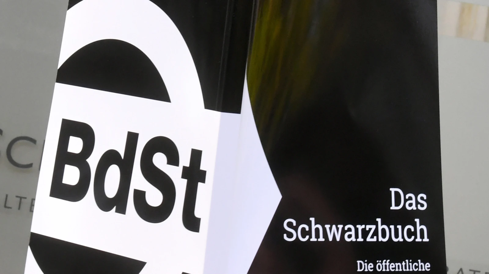 Vergi İsrafı: Schwarzbuch , © Holger Hollemann/dpa Vergi İsrafı: Schwarzbuch , © Holger Hollemann/dpa