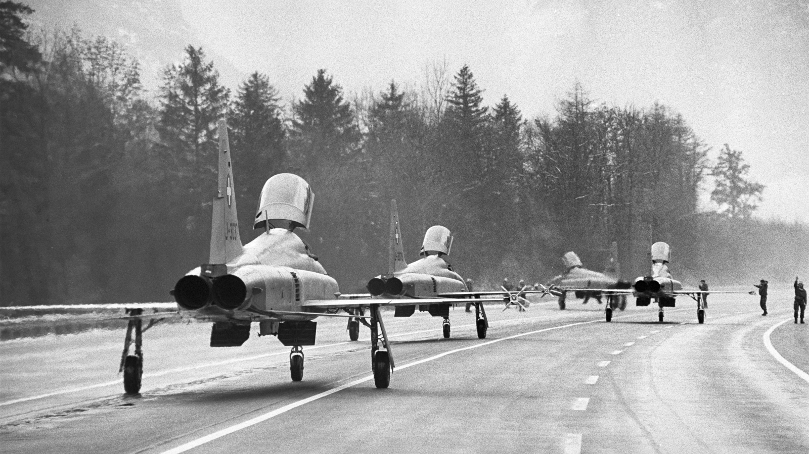 Schweizer Kampfjets starten und landen heute auf der Autobahn A1, © Keystone-SDA