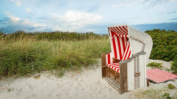 Strandkorb an der Küste, © Bernhard Schaffer, Shutterstock Strandkorb an der Küste, © Bernhard Schaffer, Shutterstock