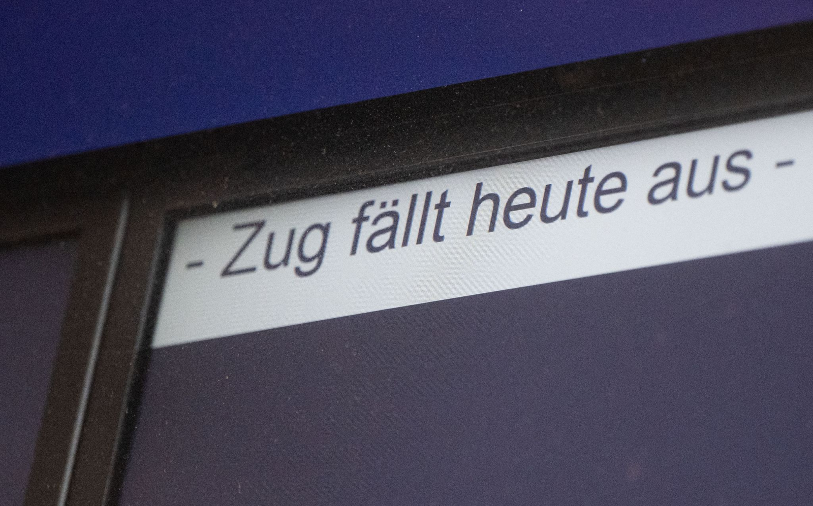 Eine Anzeige weist auf einen Zugausfall hin., © Marijan Murat/dpa/Symbolbild