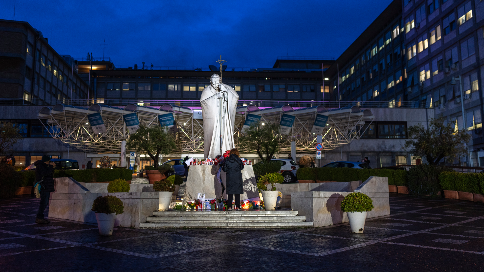 Papst wird nach Atemkrisen mit Sauerstoff versorgt, © AP Photo/Mosa'ab Elshamy