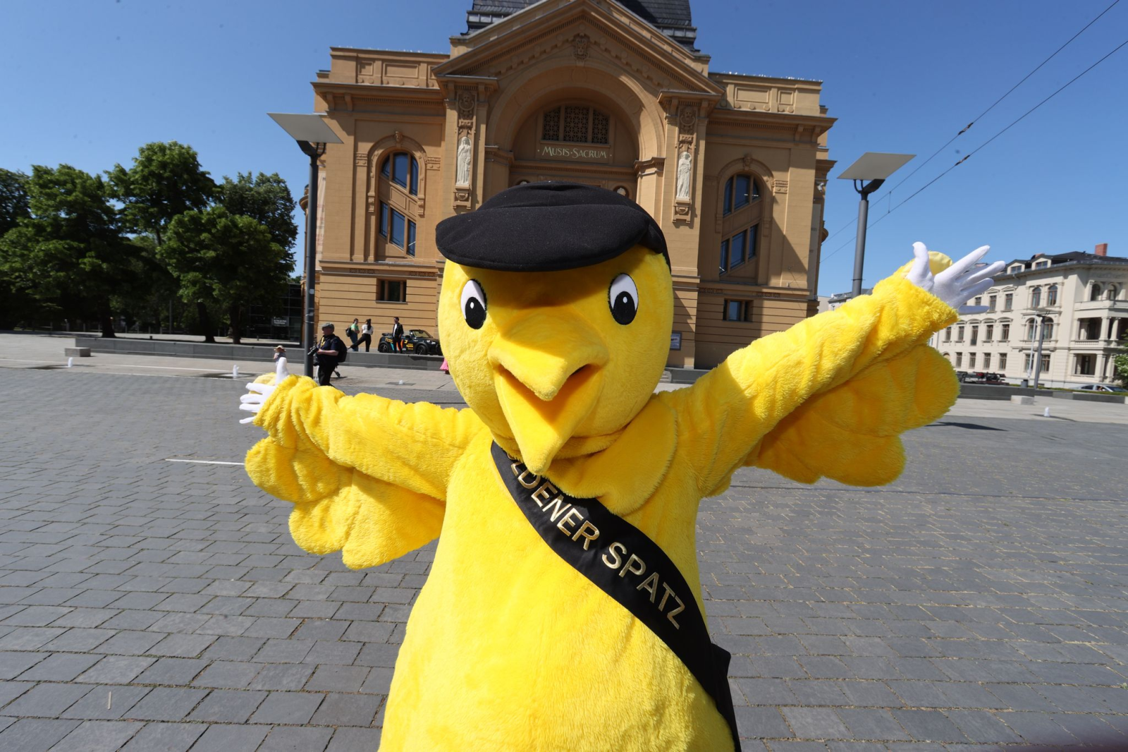 Das Maskottchen "Goldener Spatz" posiert vor dem Theater bei der Eröffnung des 31. Deutschen Kinder-Medien-Festivals "Goldener Spatz"., © Bodo Schackow/dpa