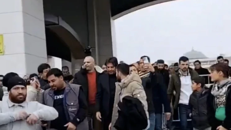 Mahsun Kırmızıgül’ün Acı Gününde Selfie Skandalı, © En Son Haber Mahsun Kırmızıgül’ün Acı Gününde Selfie Skandalı, © En Son Haber