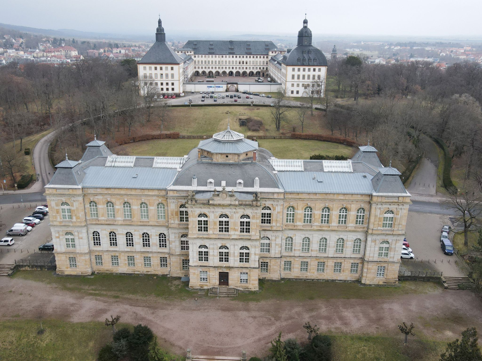 Das Herzogliche Museum im Vordergrund und Schloss Friedenstein im Hintergrund.
