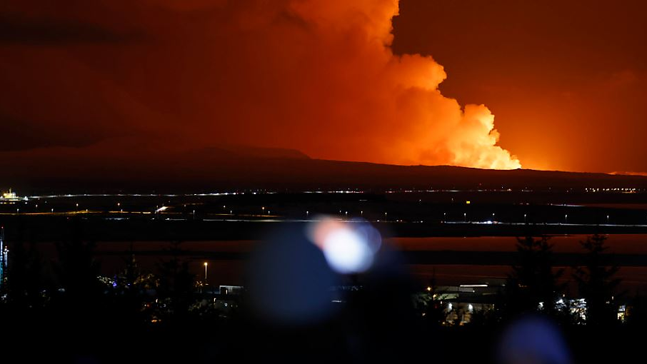 Ein Vulkanausbruch in Island bietet spektakuläre Bilder, © Keystone-SDA