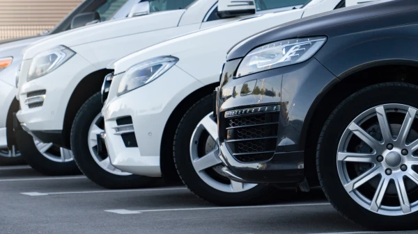 Autos in einer Reihe stehend, © Shutterstock Autos in einer Reihe stehend, © Shutterstock