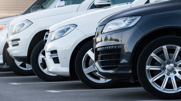 Autos in einer Reihe stehend, © Shutterstock