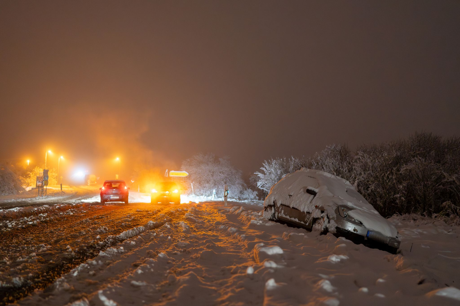 După ninsori abundente, o mașină zace într-un șanț lângă Wiesbaden., © 5VISION.NEWS/dpa