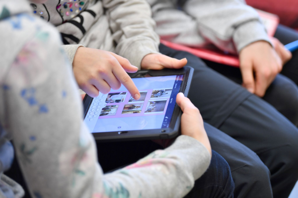 Medienscouts sollen ihre Mitschülerinnen und Mitschüler auf Augenhöhe für den Umgang mit moderner Technik und Informationen im Internet sensibilisieren. (Symbolbild), © Martin Schutt/dpa-Zentralbild/dpa