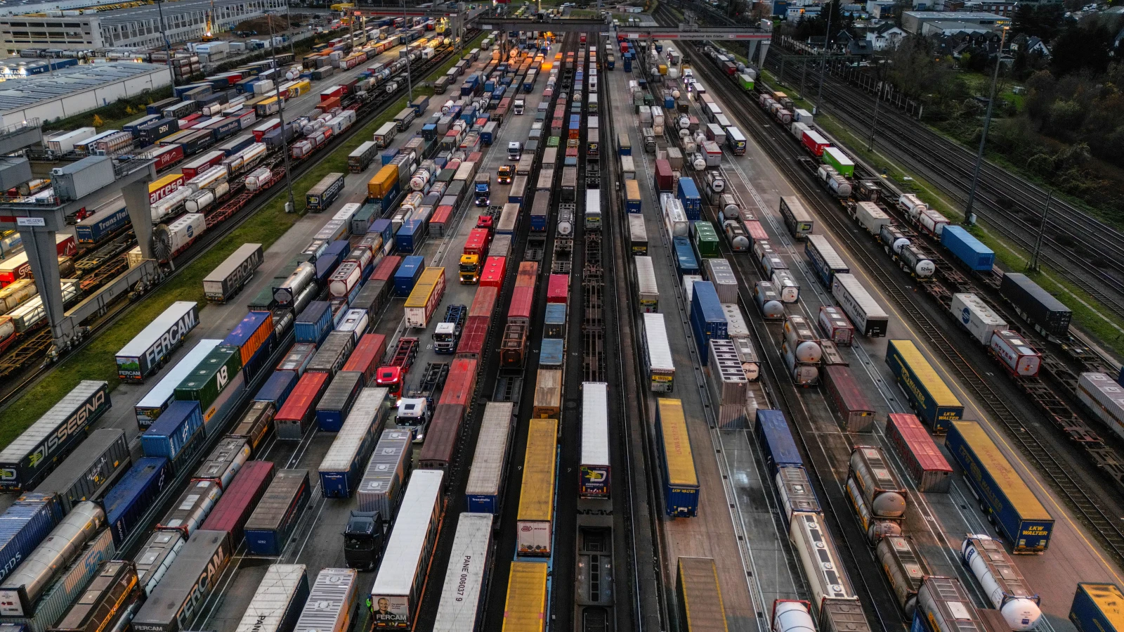 Köln-Eifeltor yük istasyonunda iş kazası: İki kişi yaşamını yitirdi, © Oliver Berg/dpa Köln-Eifeltor yük istasyonunda iş kazası: İki kişi yaşamını yitirdi, © Oliver Berg/dpa