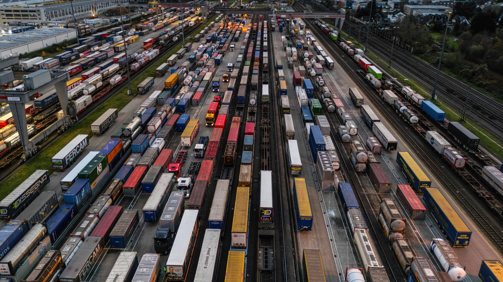 Köln-Eifeltor yük istasyonunda iş kazası: İki kişi yaşamını yitirdi, © Oliver Berg/dpa